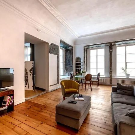 Spacious 3-bedroom In The Old Town 아파트 *